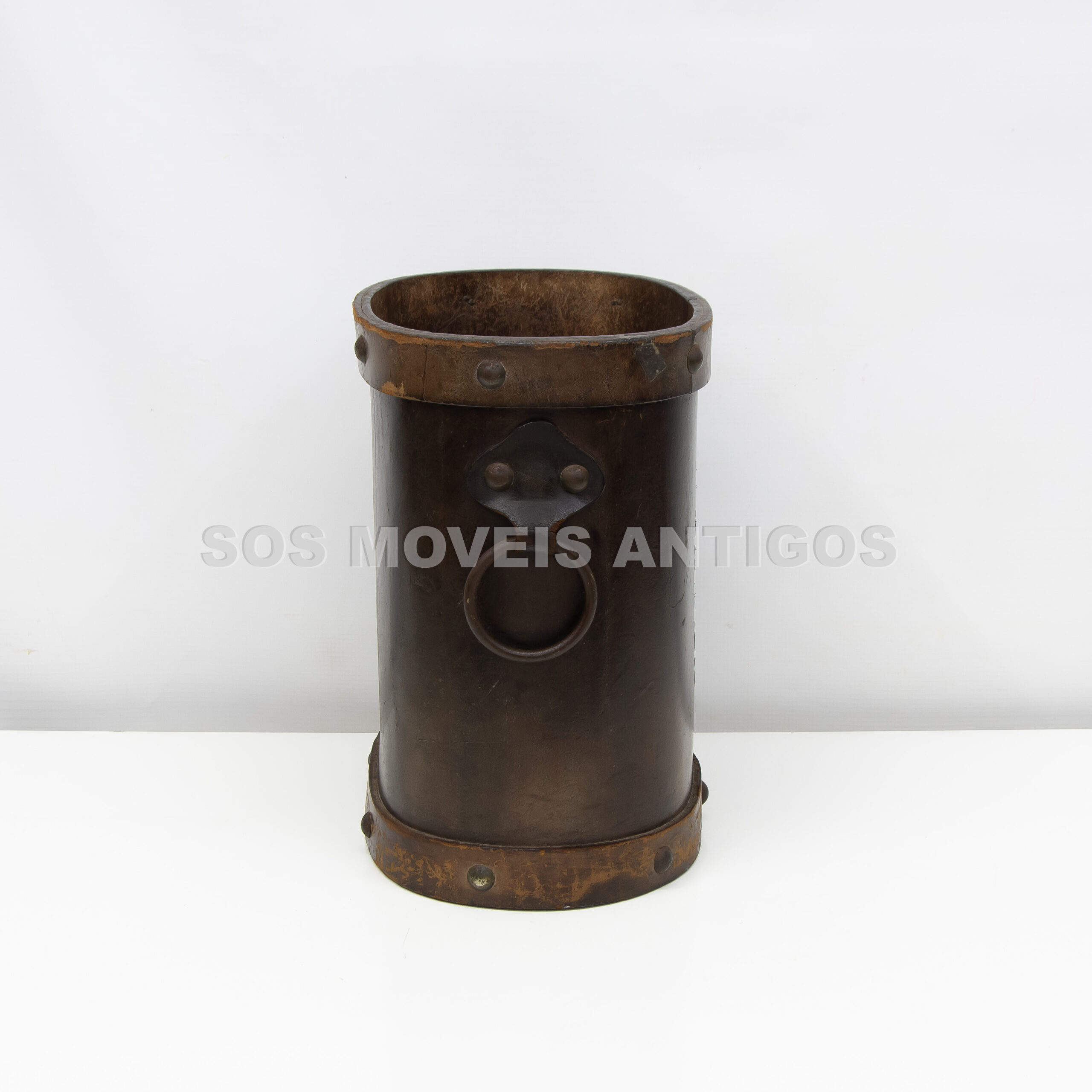 CACHEPOT EM COURO – SOSMOVEISANTIGOS – ANTIQUARIO SP (1)