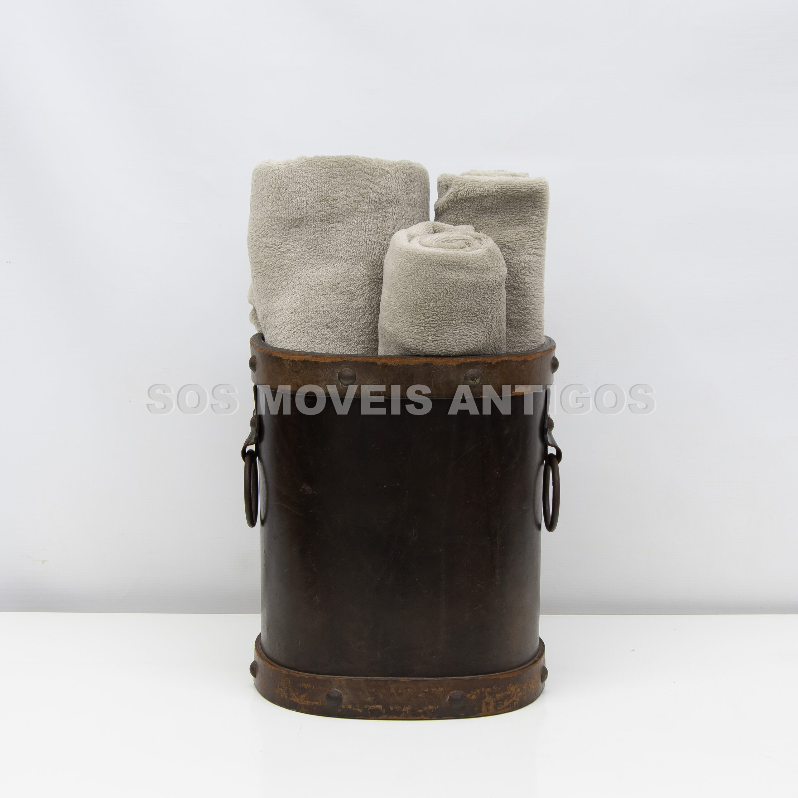 CACHEPOT EM COURO – SOSMOVEISANTIGOS – ANTIQUARIO SP (4)