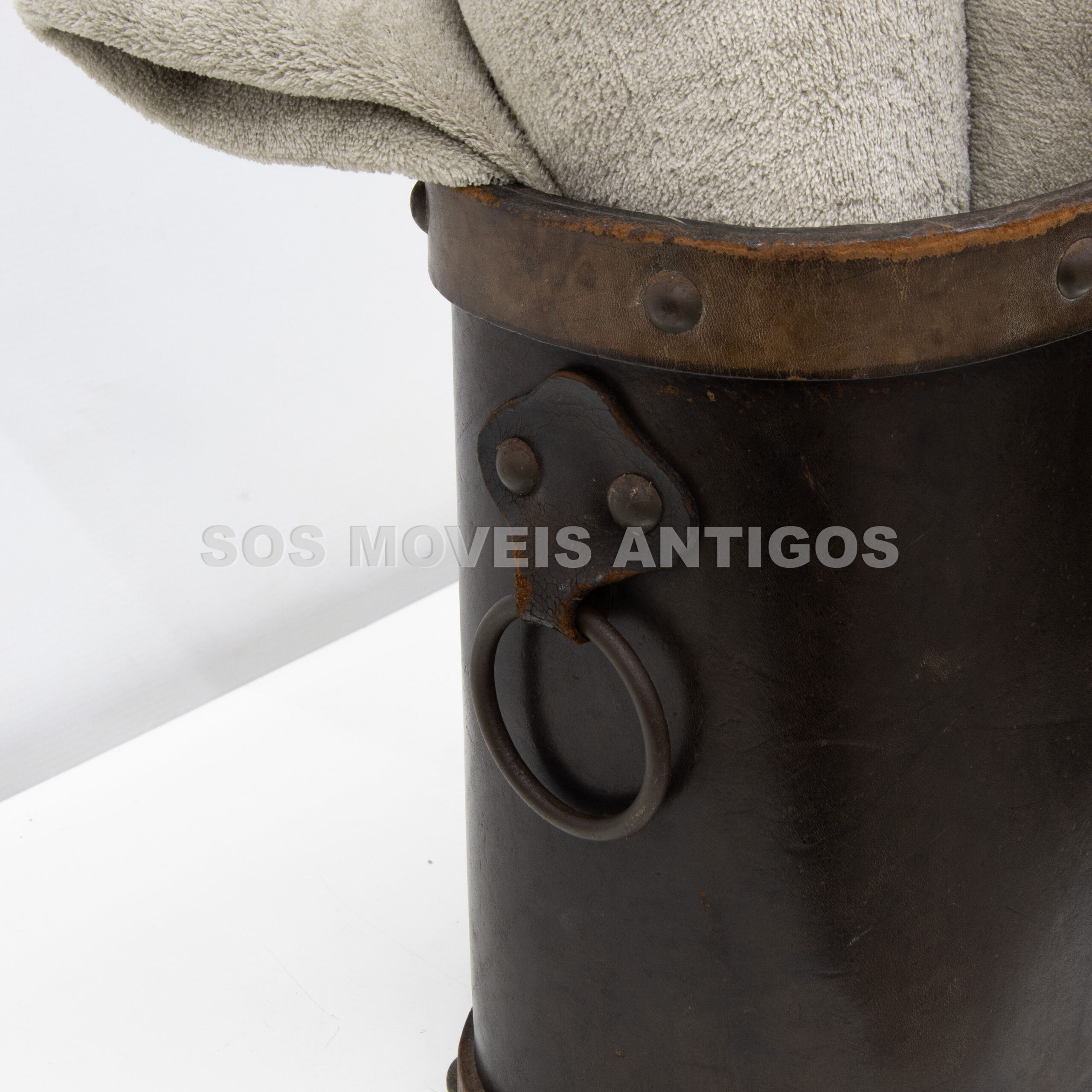 CACHEPOT EM COURO – SOSMOVEISANTIGOS – ANTIQUARIO SP (5)