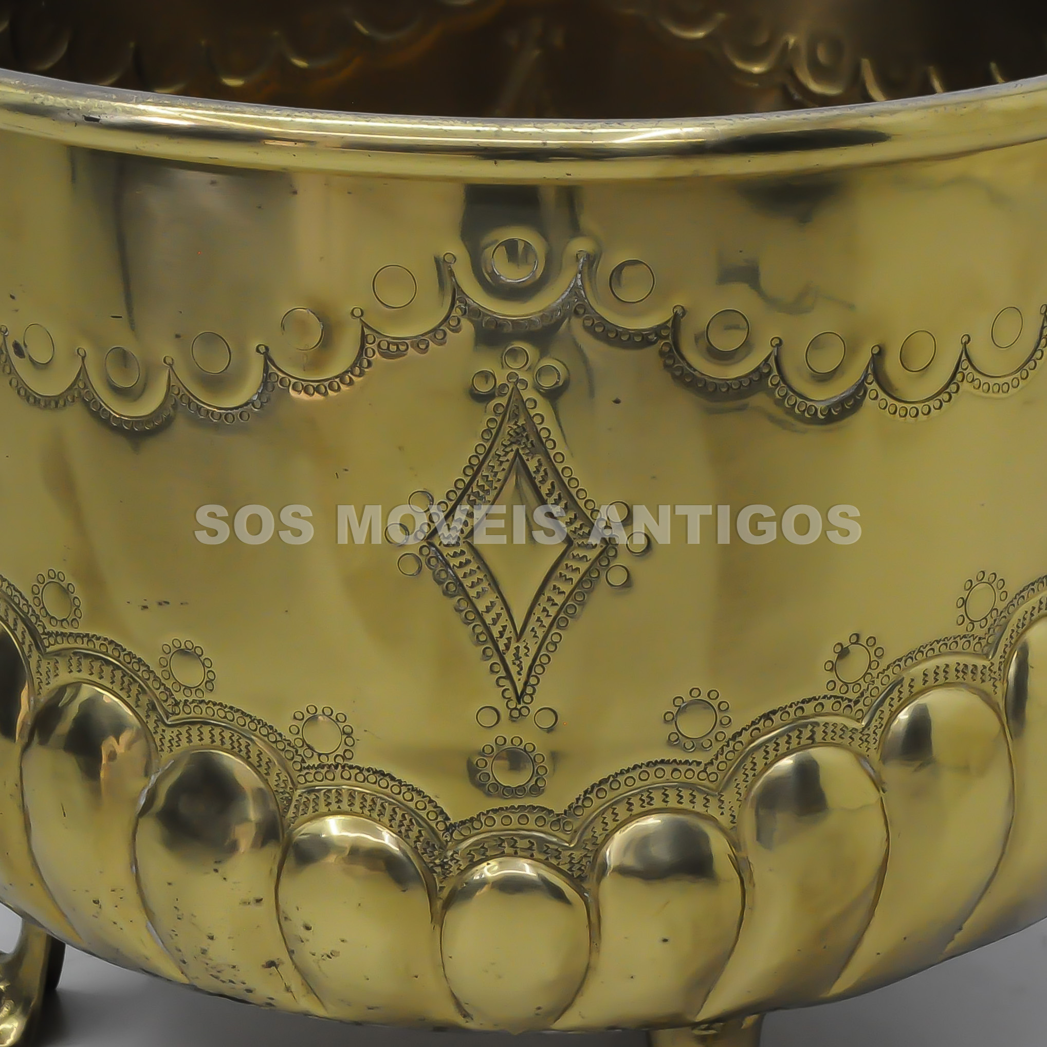 CACHEPOT EM LATÃO DOURADO TRABALHADO – SOSMOVEISANTIGOS – ANTIQUARIO SP1 (5)