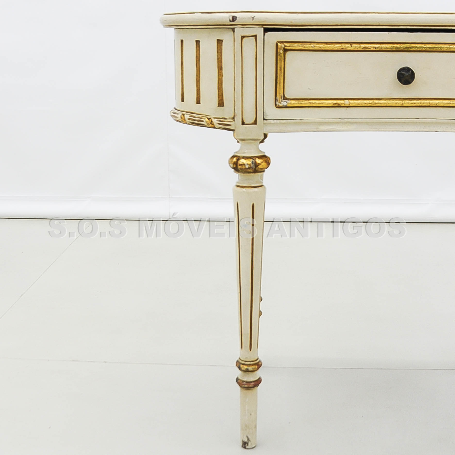 MESA DE CABECEIRA-CRIADO MUDO ESTILO LUÍS XVI – SOSMOVEISANTIGOS – ANTIQUARIO SP (1)