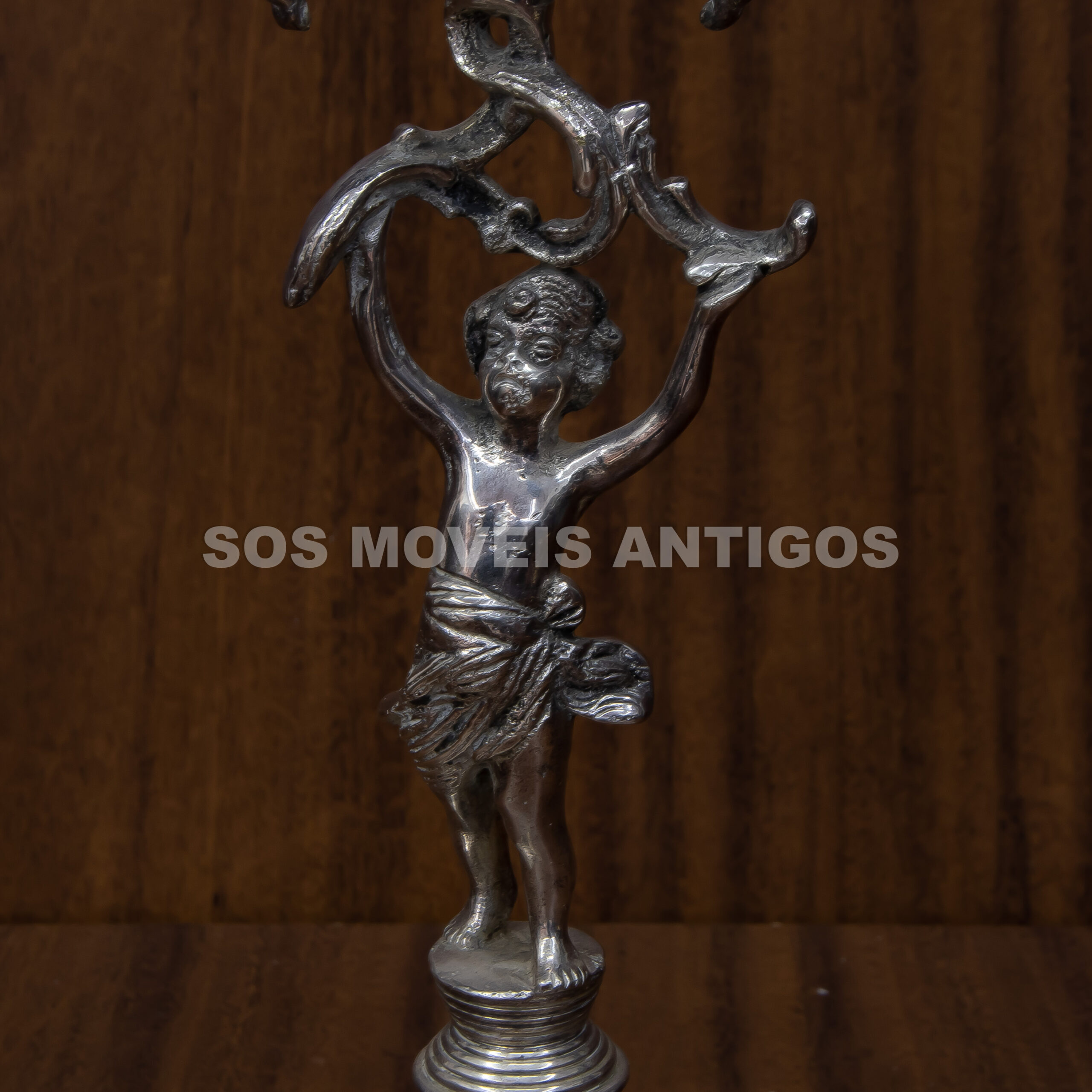 PAR DE CANDELABROS EM METAL ESPESSURADO A PRATA – SOSMOVEISANTIGOS – ANTIQUARIO SP (1)