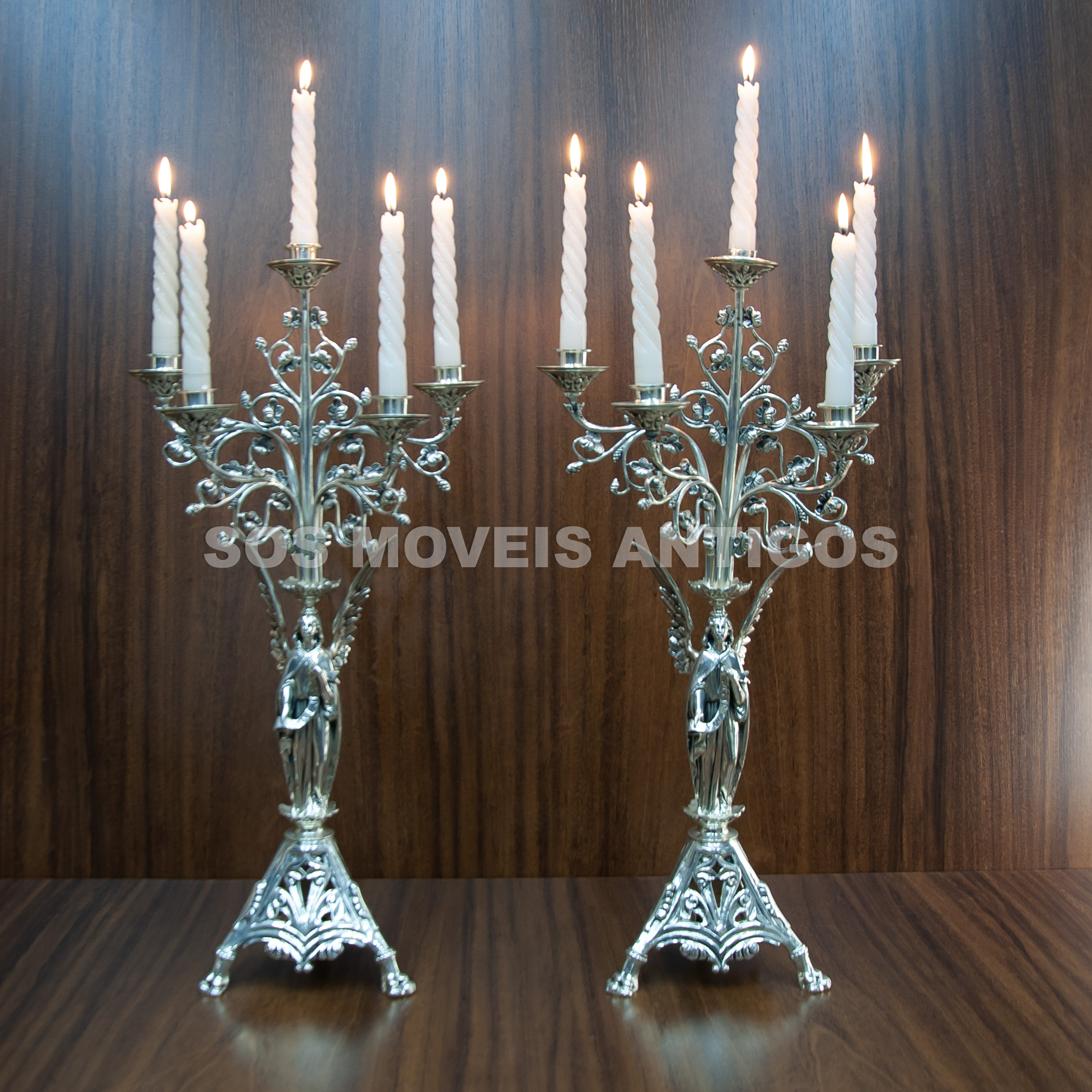 PAR DE CANDELABROS EM METAL ESPESSURADO A PRATA – SOSMOVEISANTIGOS – ANTIQUARIO SP (1)