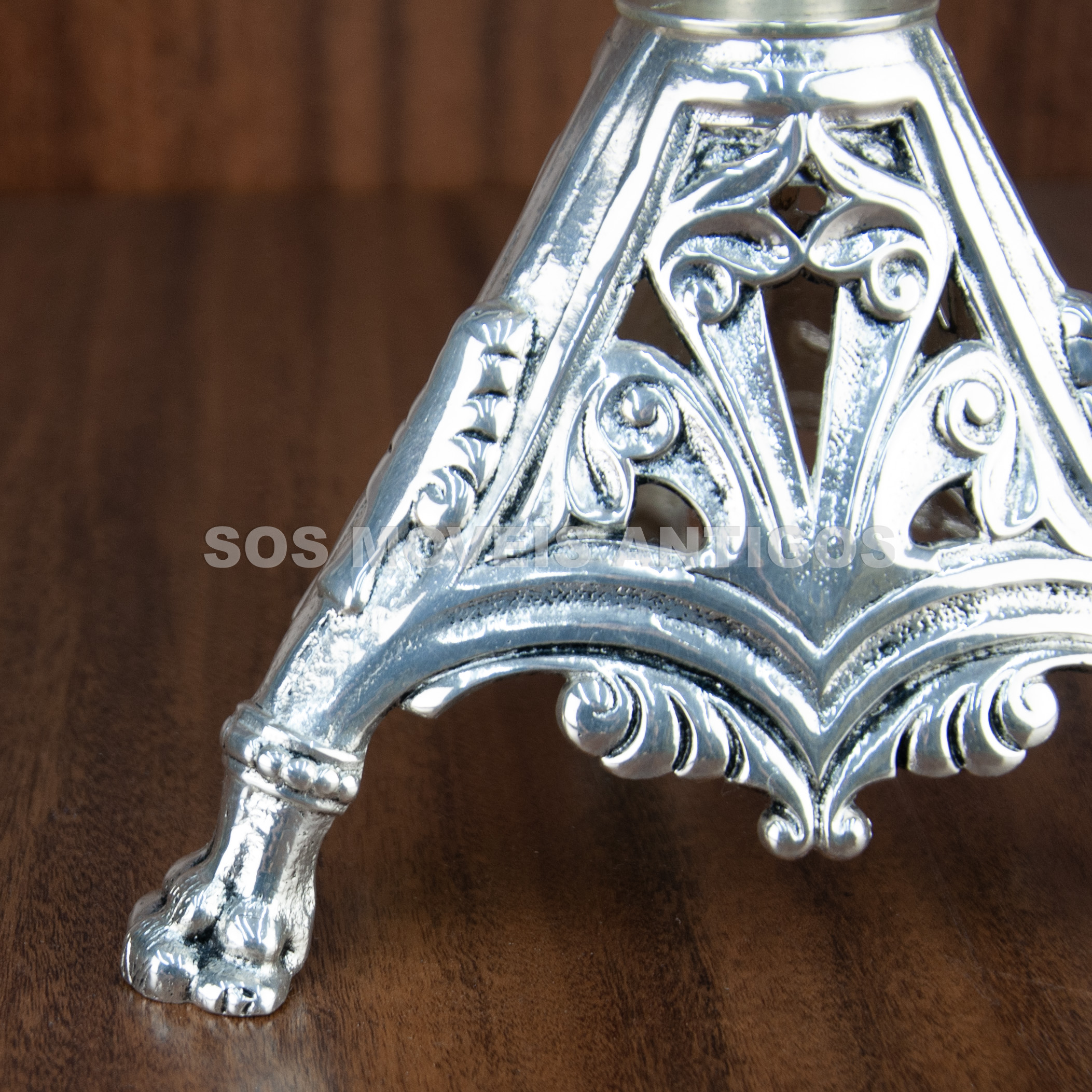 PAR DE CANDELABROS EM METAL ESPESSURADO A PRATA – SOSMOVEISANTIGOS – ANTIQUARIO SP (14)