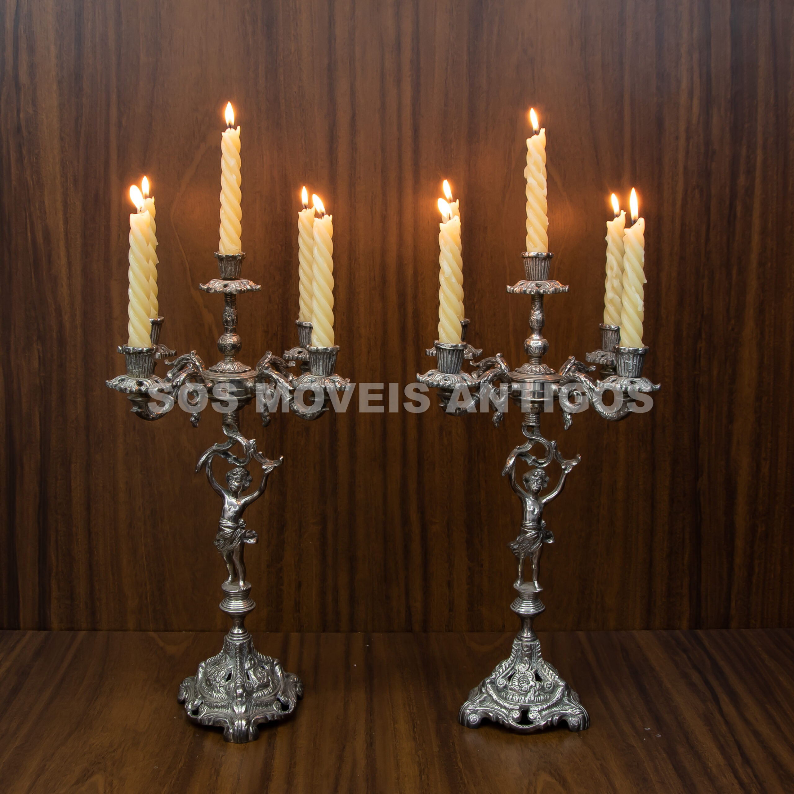 PAR DE CANDELABROS EM METAL ESPESSURADO A PRATA – SOSMOVEISANTIGOS – ANTIQUARIO SP (2)