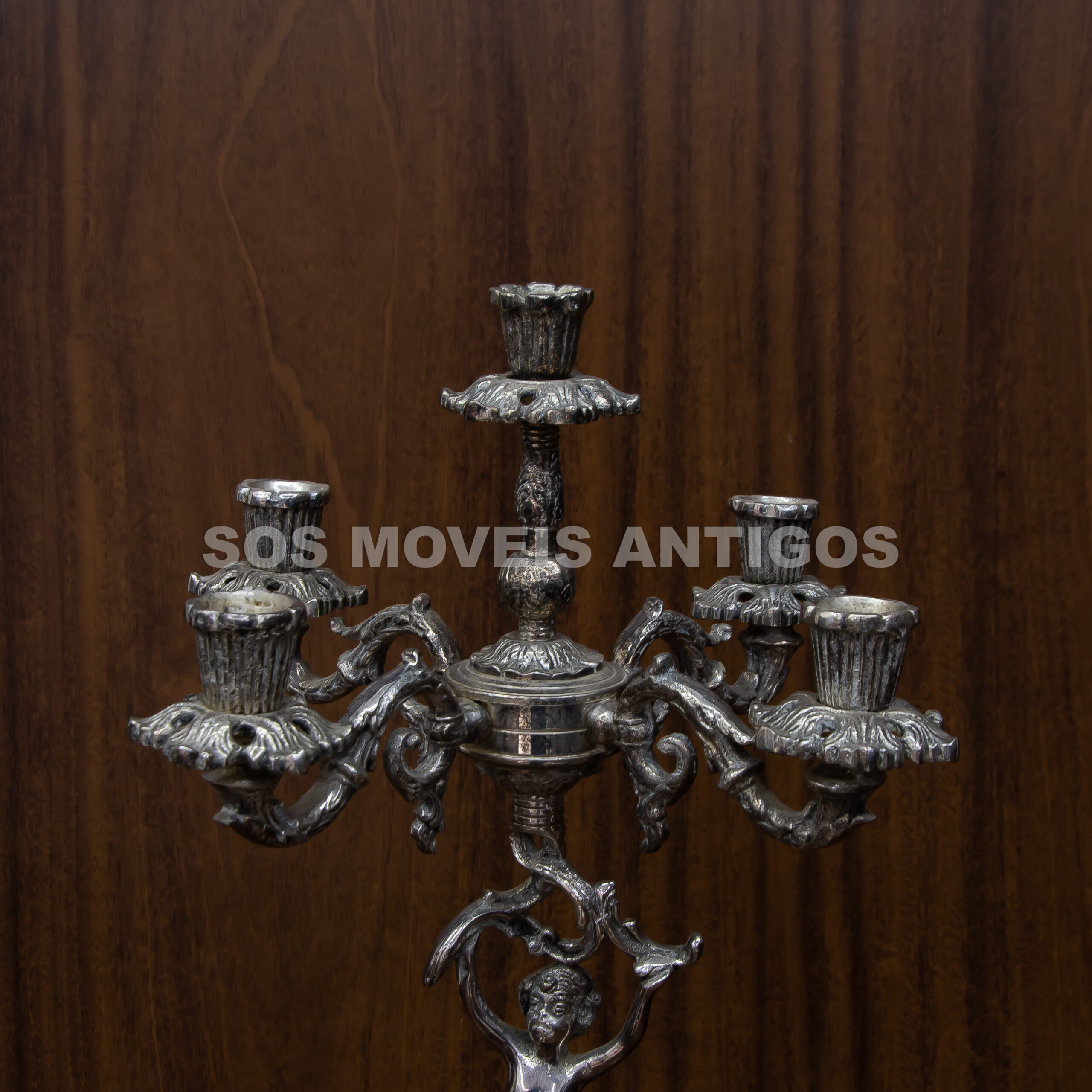 PAR DE CANDELABROS EM METAL ESPESSURADO A PRATA – SOSMOVEISANTIGOS – ANTIQUARIO SP (5)