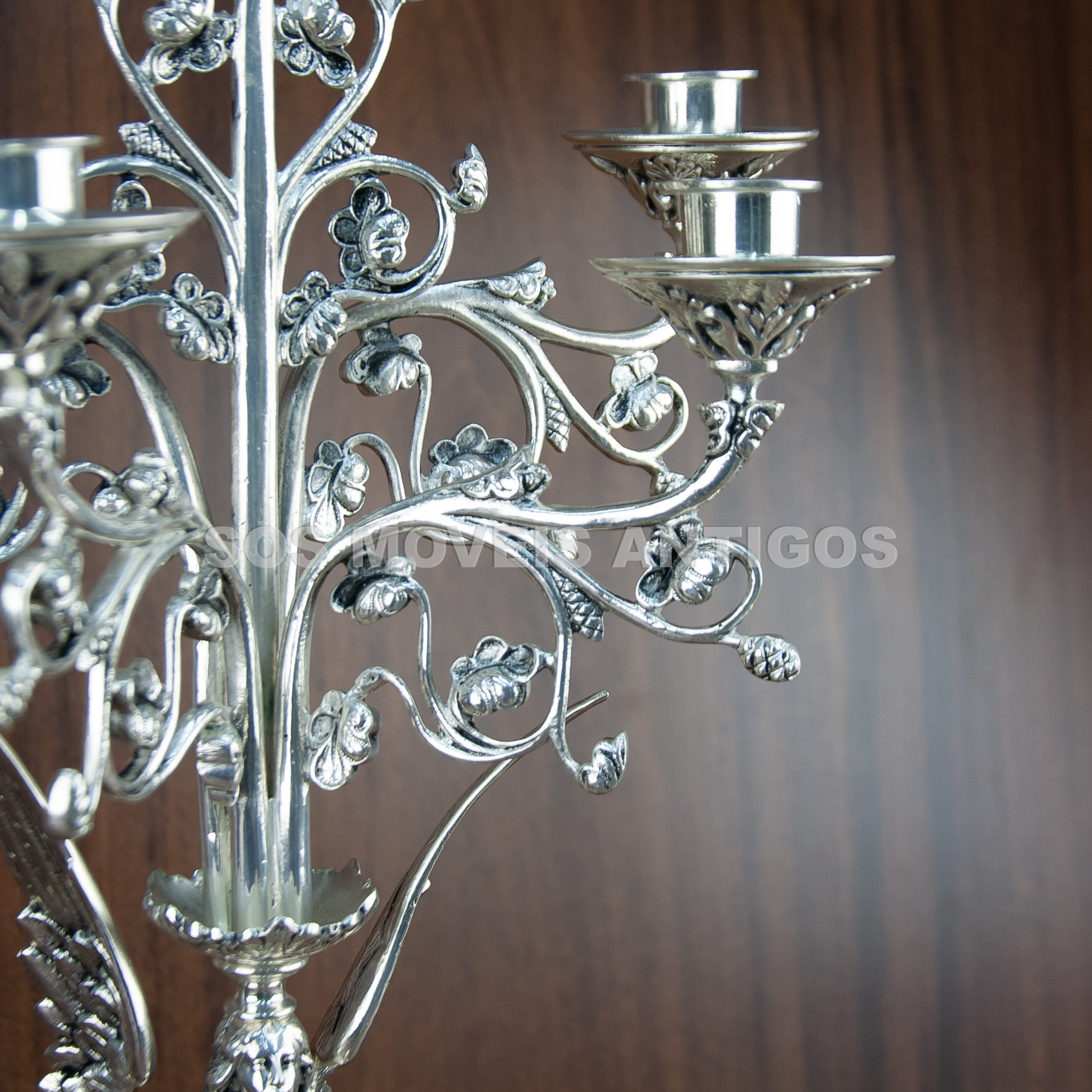 PAR DE CANDELABROS EM METAL ESPESSURADO A PRATA – SOSMOVEISANTIGOS – ANTIQUARIO SP (9)