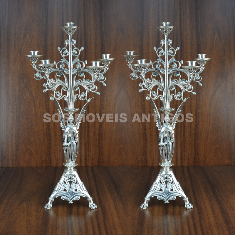 PAR DE CANDELABROS EM METAL ESPESSURADO A PRATA – SOSMOVEISANTIGOS – ANTIQUARIO SP
