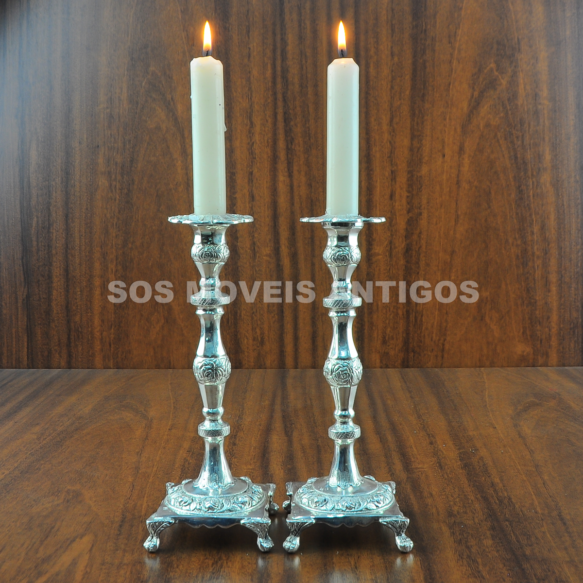 PAR DE CASTIÇAIS EM METAL ESPESSURADO A PARATA – SOSMOVEISANTIGOS – ANTIQUARIO SP (1)