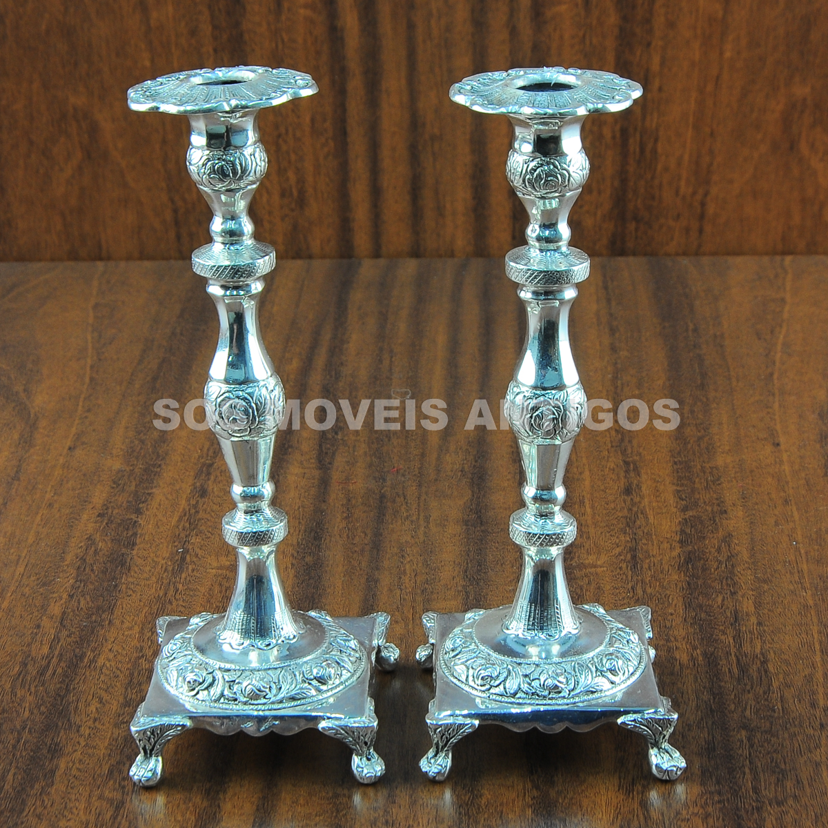 PAR DE CASTIÇAIS EM METAL ESPESSURADO A PARATA – SOSMOVEISANTIGOS – ANTIQUARIO SP (2)
