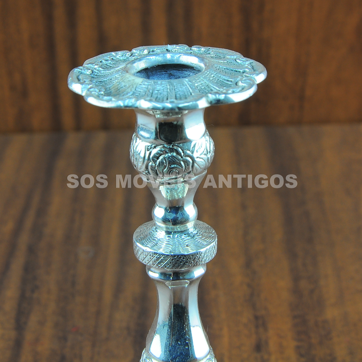 PAR DE CASTIÇAIS EM METAL ESPESSURADO A PARATA – SOSMOVEISANTIGOS – ANTIQUARIO SP (4)