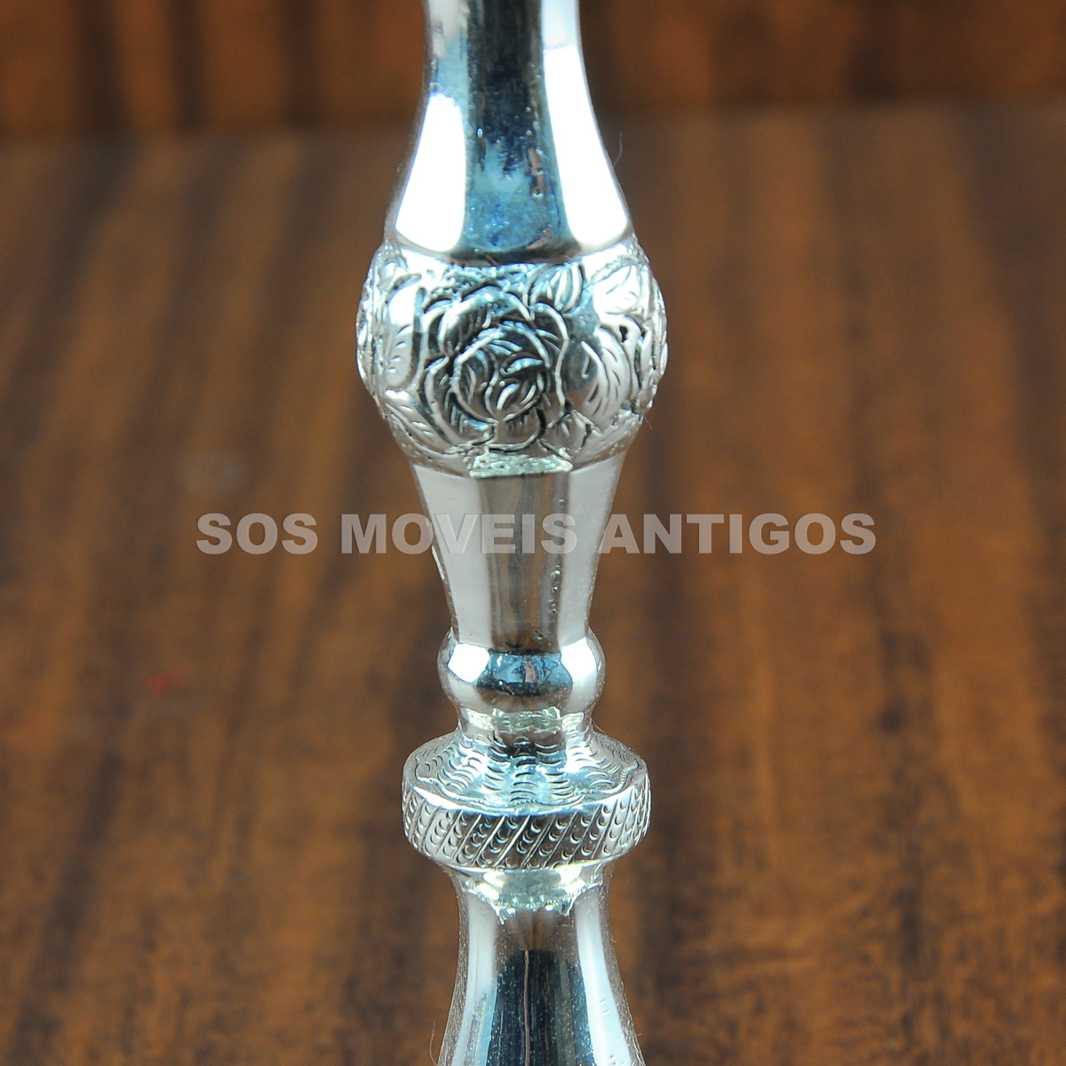PAR DE CASTIÇAIS EM METAL ESPESSURADO A PARATA – SOSMOVEISANTIGOS – ANTIQUARIO SP (6)