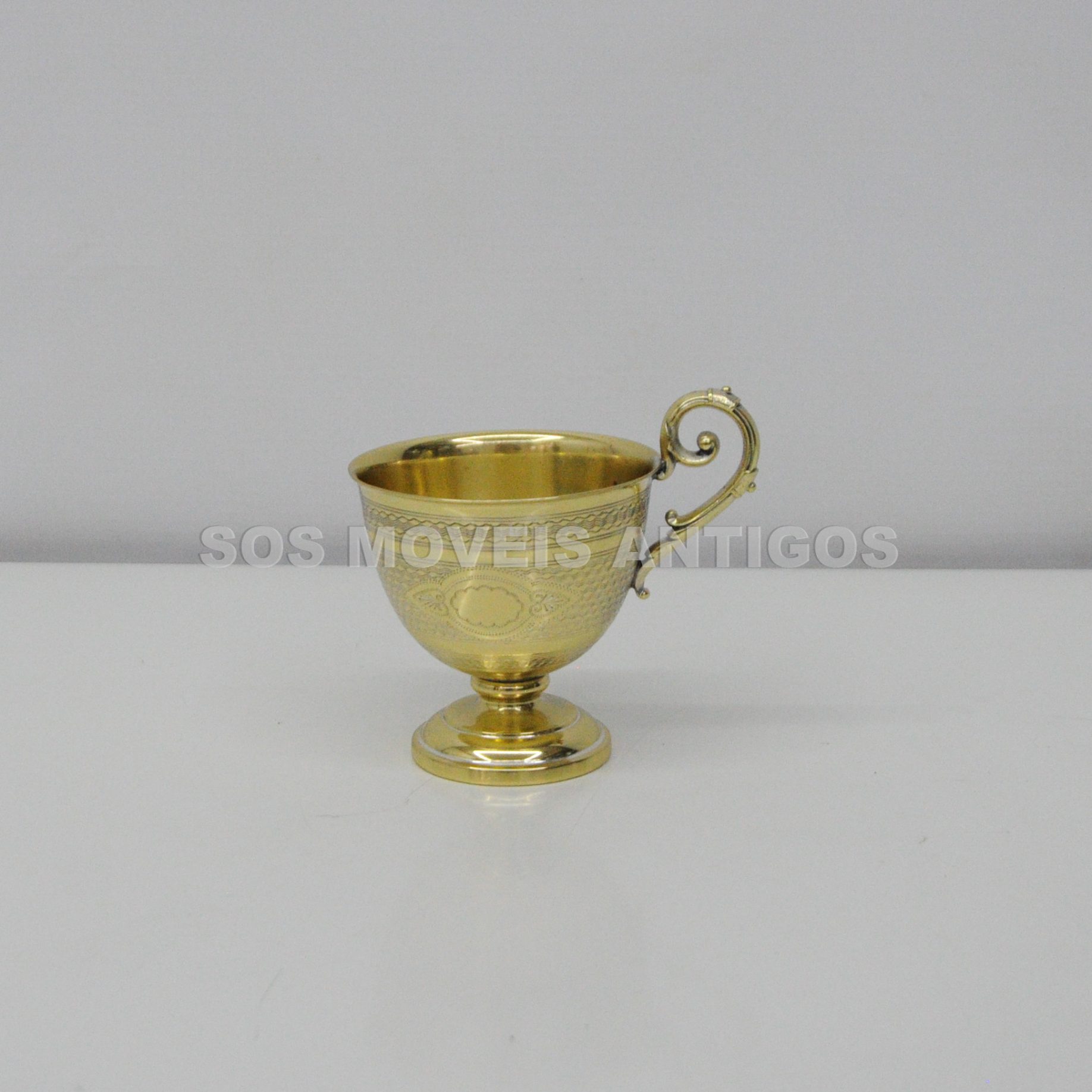 XÍCARA DE CHÁ EM METAL DOURADO